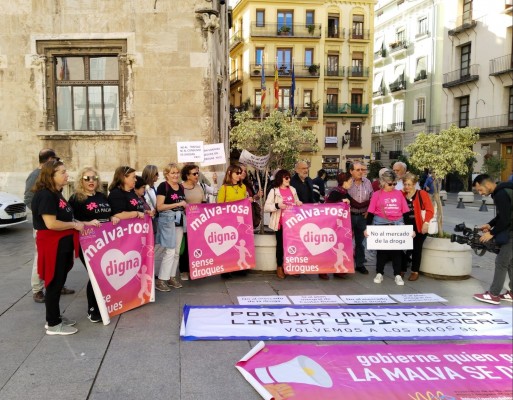 Vecinos de la Malva-rosa se manifiestan contra la droga y para reclamar un plan para Casitas Rosas