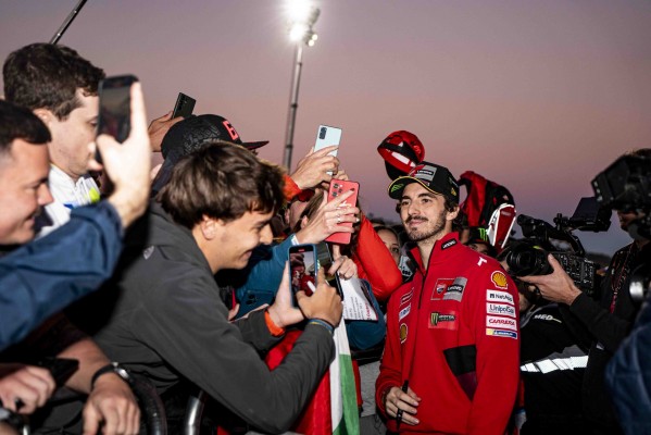 2.000 aficionados dan inicio al Gran Premio de la Comunitat Valenciana
