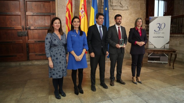 Mazón entrega el premio a la divulgación financiera de la FEBF a Caixabank Research
