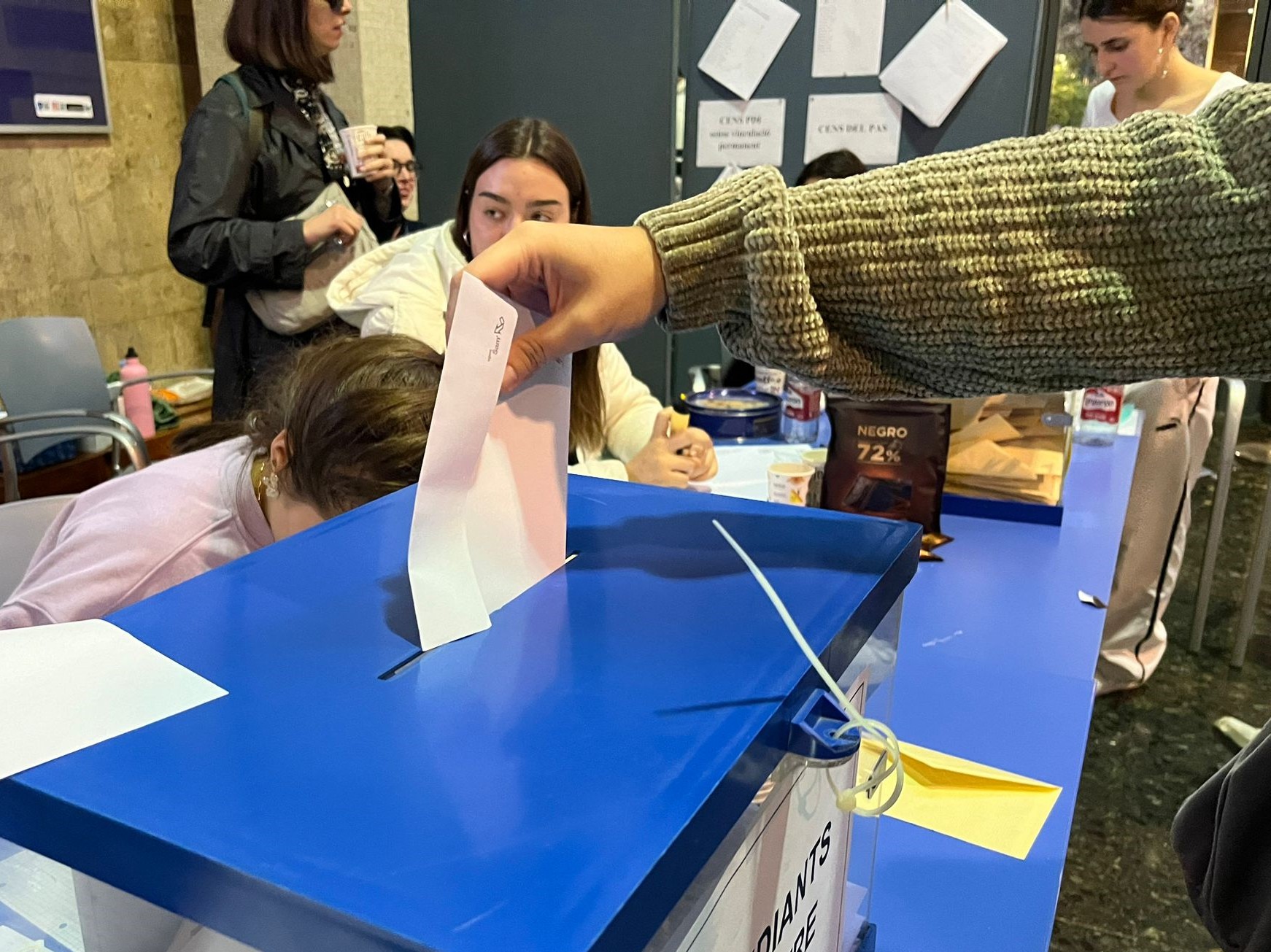 Una alumna de la Universitat de València deposita su voto en la Facultad de Filosofía. Foto: VP - 