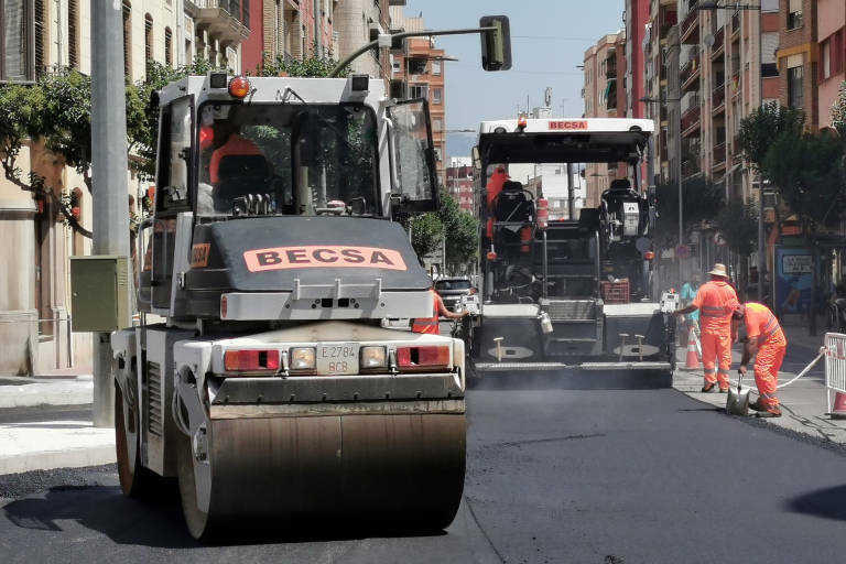 Castelló aumenta en 300.000 euros el contrato de asfaltado: prevé uno nuevo por 2 millones en 2024
