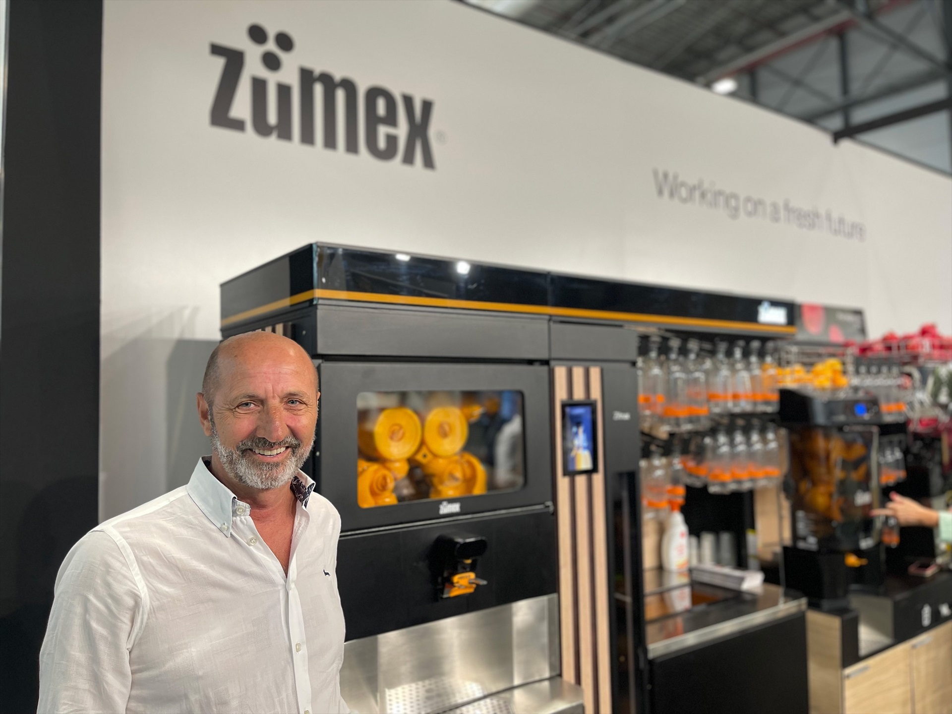 Zumex idea una exprimidora para supermercados que se limpia sola cada jornada