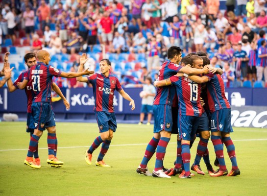 Un doblete de Roger le da la segunda victoria al Levante UD