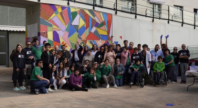 Todas las edades pintan en Savia Residencias: así se ha creado un mural intergeneracional en Xirivella