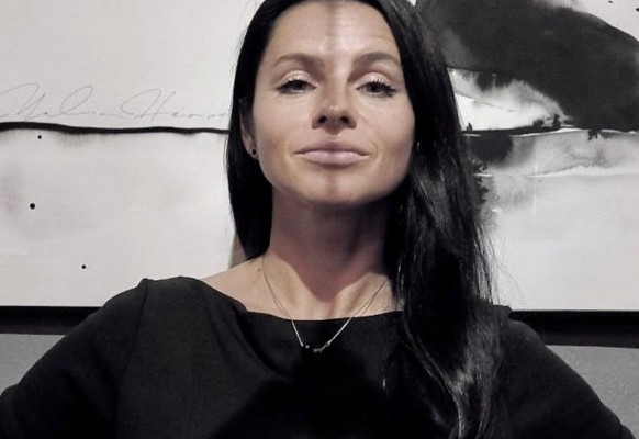 Yulia Hárina invita a sentir el arte a través del tacto en Aleksandra Istorik Gallery