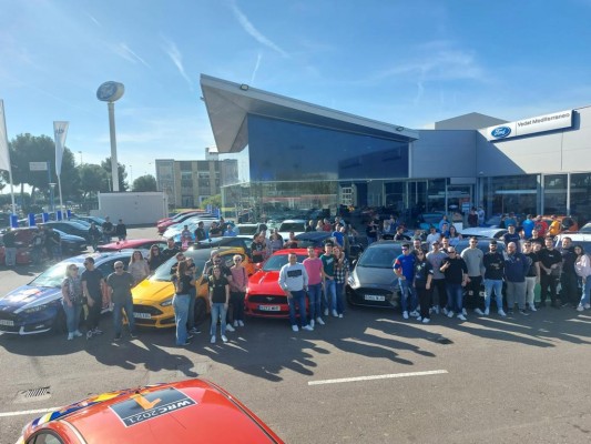 Vedat Mediterráneo recibe en sus instalaciones al Ford Racing Club