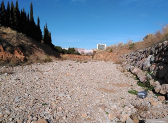 Suelo silencioso, recarga eléctrica o más arbolado: así son las mejoras del corredor verde del Riu Sec