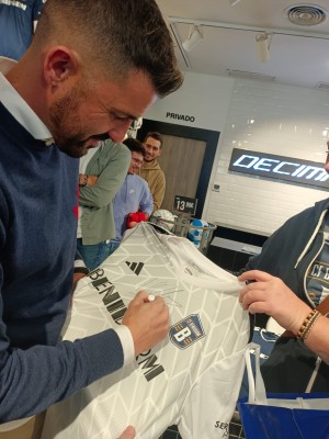 Otro baño de masas en Benidorm para David Villa