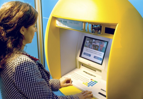 ¿Qué bancos cobran más por hacer una transferencia?