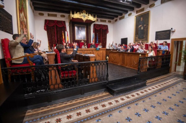 El bipartito de Elche aumentará los emolumentos de cargos orgánicos del Ejecutivo y margen para nombramientos 
