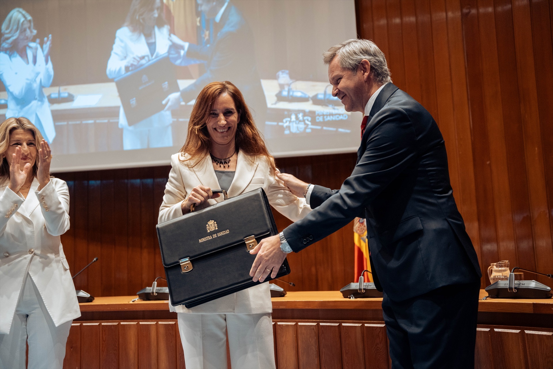 Miñones entrega la cartera a Mónica García: 