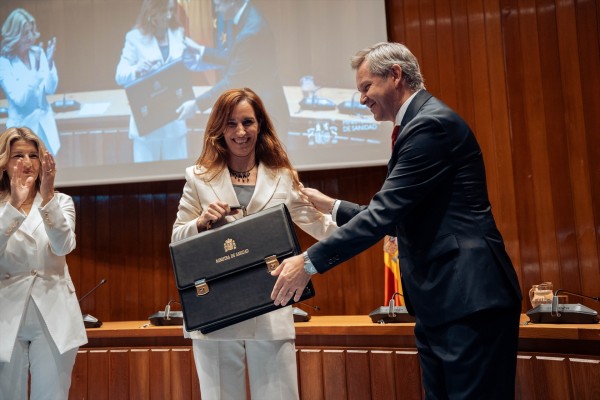 Miñones entrega la cartera a Mónica García: 