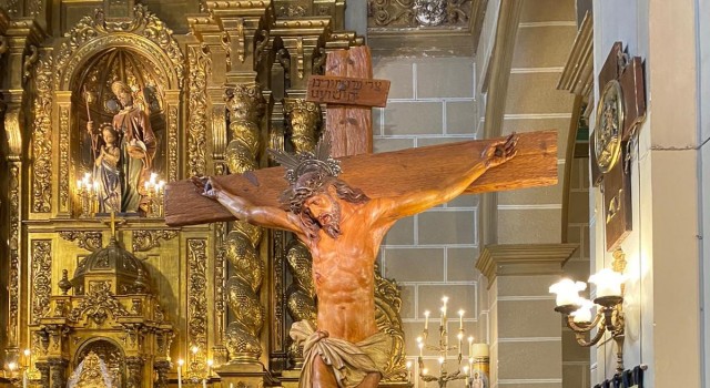El Cristo del Perdón de Cieza regresa a su capilla de la parroquia de San Joaquín tras pasar por 'quirófano'