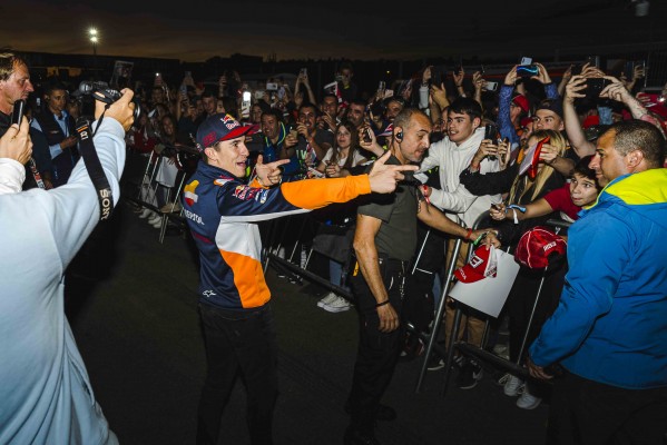 
El Gran Premio se acerca al público con el 'Pit Walk', la 'Fan Zone', el 'Hero Walk' y el podio de MotoGP