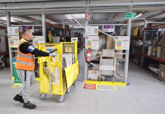 El centro de Amazon de Corvera hará paros de una hora por turno en los días álgidos del Black Friday