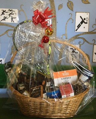 El colegio en el que estudió Alcaraz sortea una raqueta del tenista en una cesta de Navidad