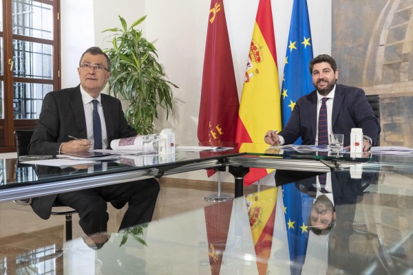 Miras y Ballesta escenifican la nueva relación entre la Región y Murcia: despachan 30 temas clave