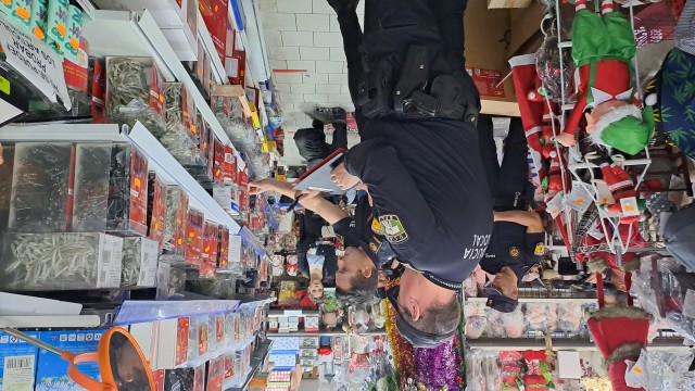 La Policía Local de Elche realiza una campaña inspecciones de comercios por las fiestas navideñas
