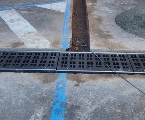 Burriana instala un nuevo imbornal en la Terraza Payà para evitar inundaciones en la zona comercial
