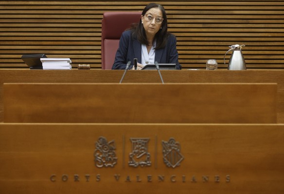 La presidenta de Les Corts, en una votación: 