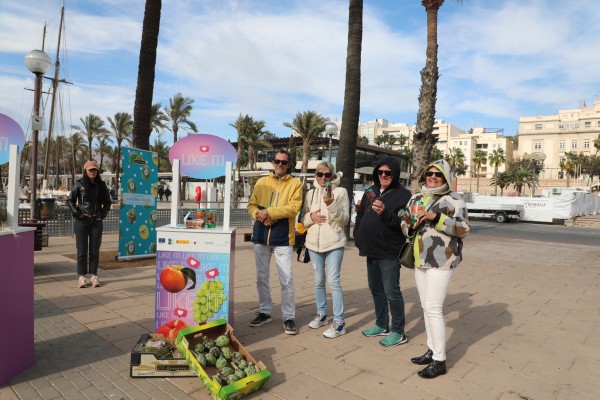 Promoción y reparto de fruta de hueso de la Región a los turistas llegados en crucero al Puerto de Cartagena