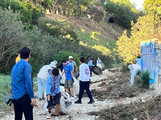 Voluntarios y scouts de El Campello recogen cientos de kilos de basura en el barranco del Amerador