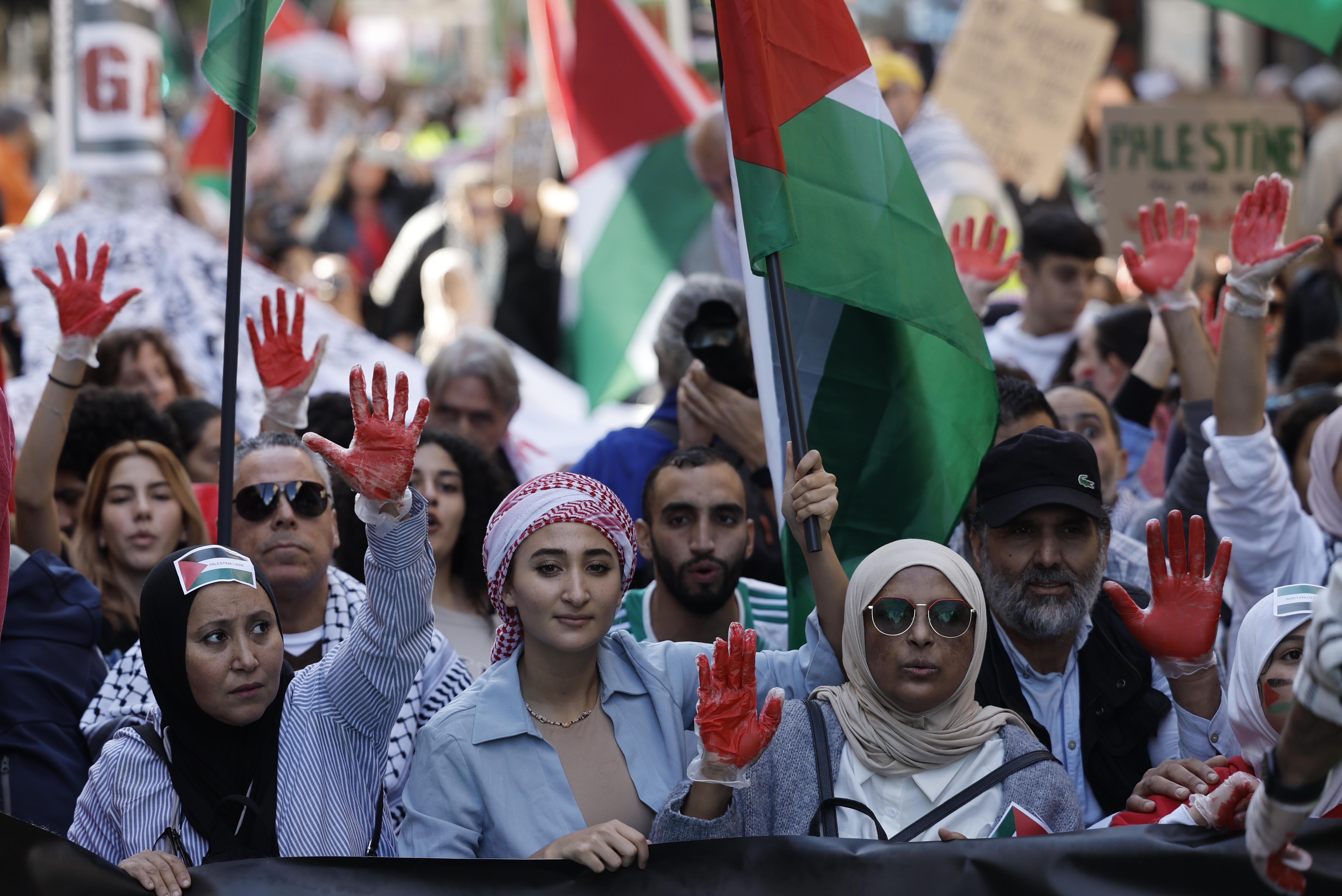 Miles de personas marchan en València para pedir 