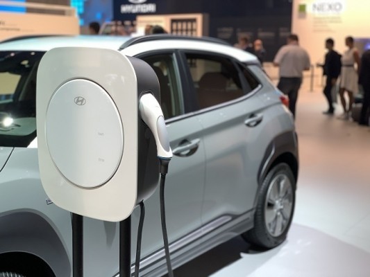 Los precios elevados y una red de carga limitada frenan el crecimiento de los coches eléctricos