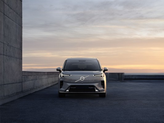 El nuevo monovolumen premium EM90 totalmente eléctrico amplía aún más la cartera de Volvo Cars
