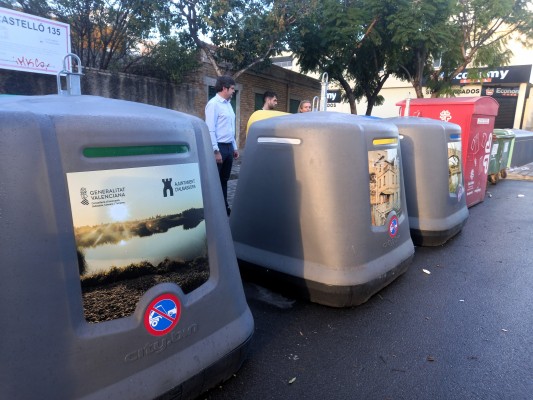 Almassora ubica una decena de nuevos contenedores de reciclaje en superficie 