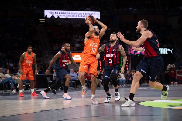 Valencia Basket cierra una semana de derrotas ante Baskonia