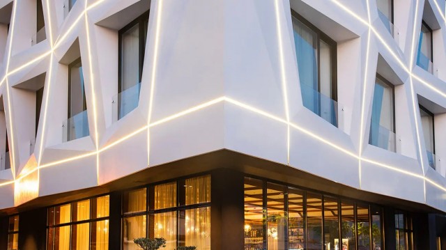   Porcelanosa 'viste' un hotel de lujo en Albania: la fachada de Krion simula el origami