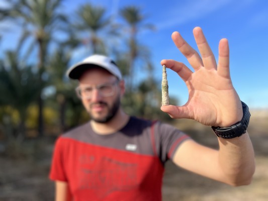 Balas, proyectiles, insignias... Huellas del Campo de Concentración de Albatera que recrean su historia