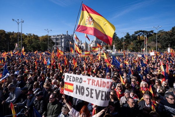 Miles de personas abarrotan Cibeles y los alrededores para protestar contra la amnistía