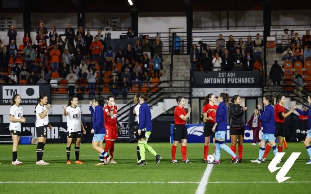 El Valencia Femenino deja escapar el empate en el tramo final