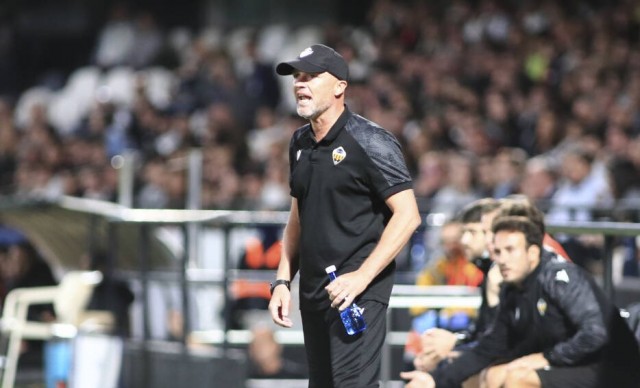 Schreuder advierte de que si algún futbolista se relaja, “no volverá a jugar en mucho tiempo”