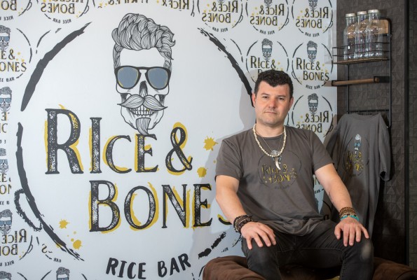 Cómo la tecnología puede suplir la falta de mano de obra en la hostelería: el caso Rice&Bones