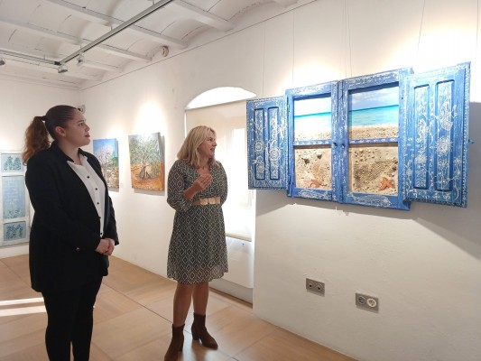 El blau del mar i el verd de la natura predominen en la mostra de Sali García al Mucbe 