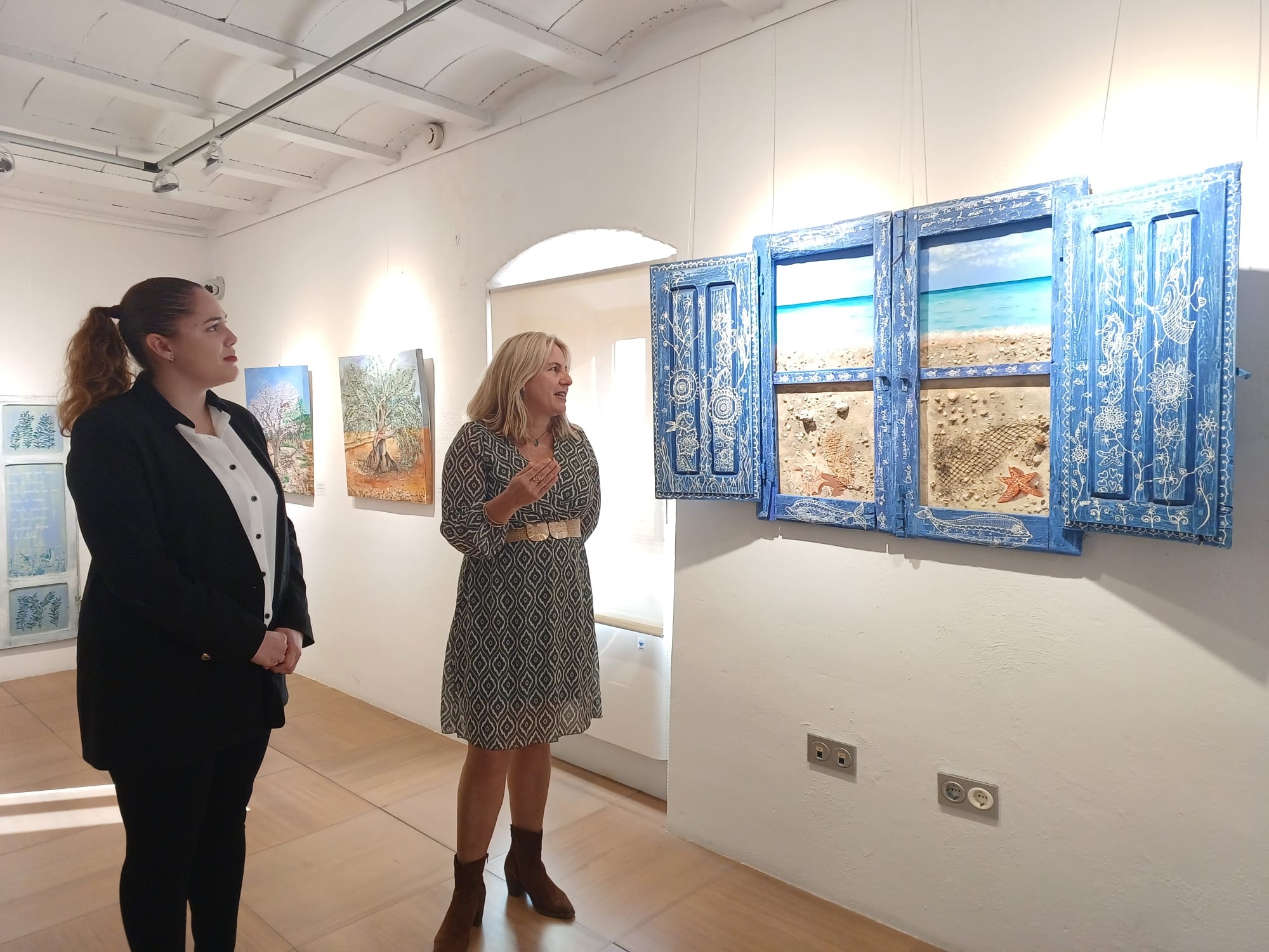 El blau del mar i el verd de la natura predominen en la mostra de Sali García al Mucbe 
