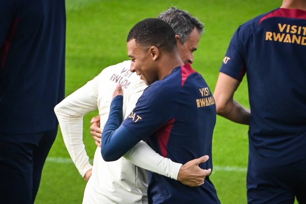 Mbappé alaba a Luis Enrique