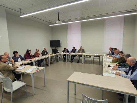 Aguirre busca con el sector un consenso de la norma sobre la polinización cruzada de cítricos