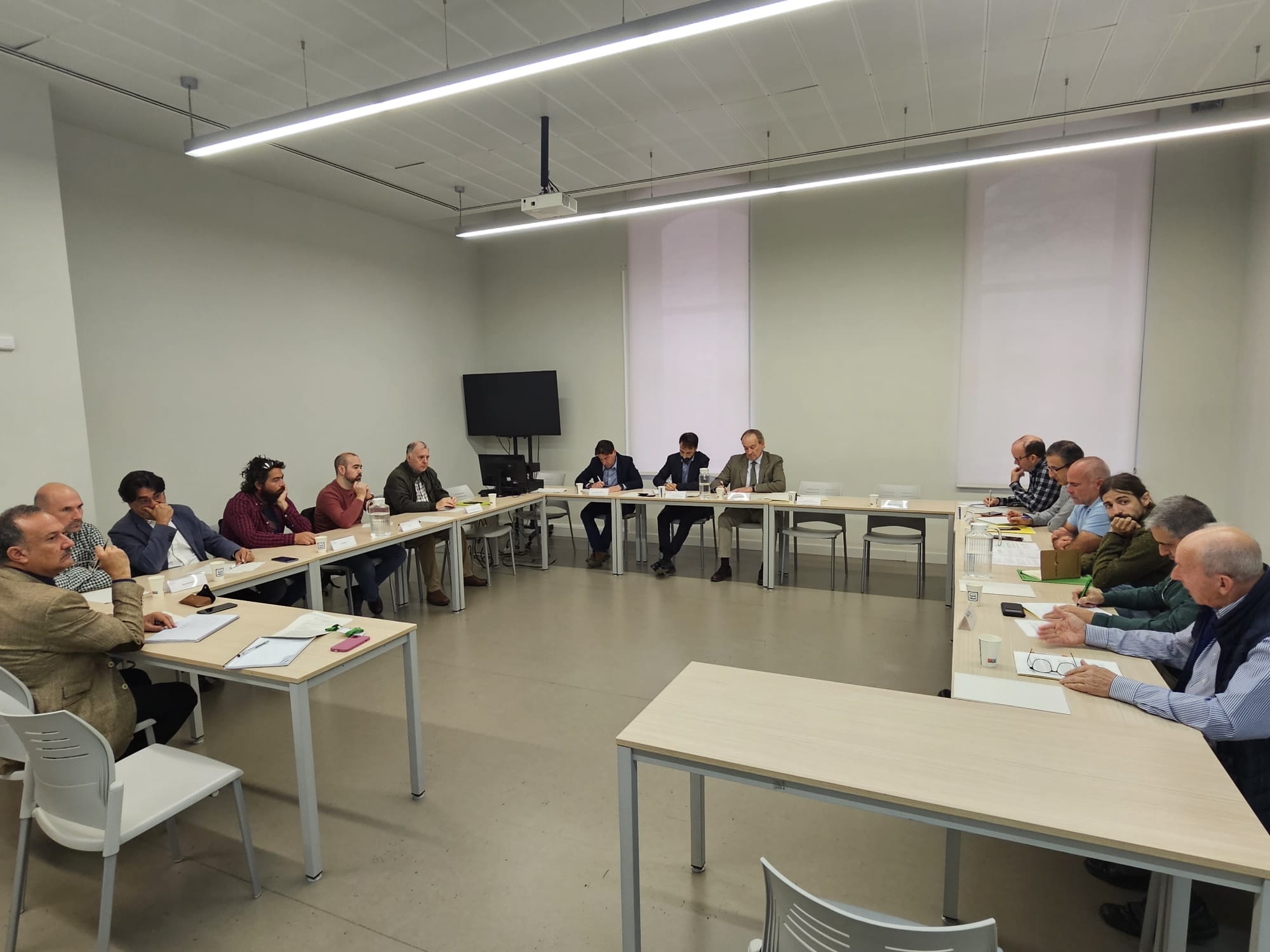 Aguirre busca con el sector un consenso de la norma sobre la polinización cruzada de cítricos