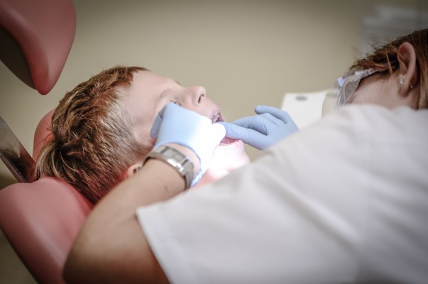 La caries que sufren niños y adolescentes se 