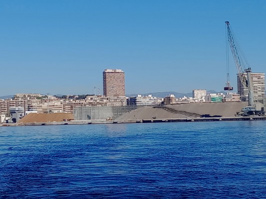 La Plataforma del Puerto denuncia la carga de graneles al aire libre al margen de la nave cerrada