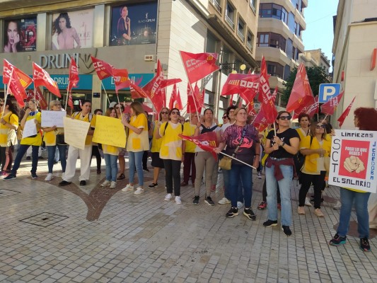 Las trabajadoras de limpieza de SCT vuelven a movilizarse en Elche: algunos casos, en Cáritas