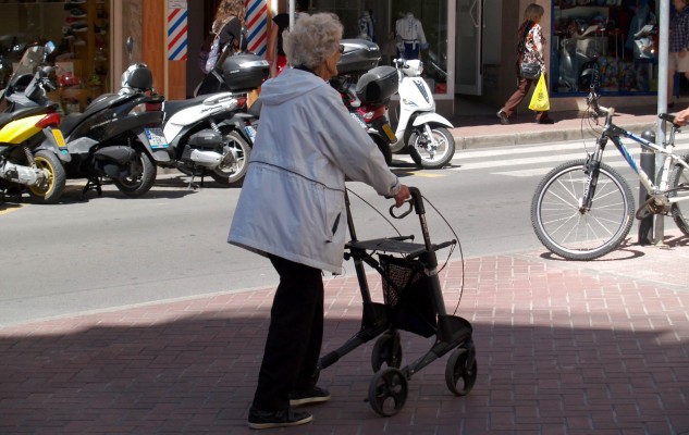 Benidorm destina medio millón de euros a la asistencia a domicilio de personas mayores o con poca autonomía