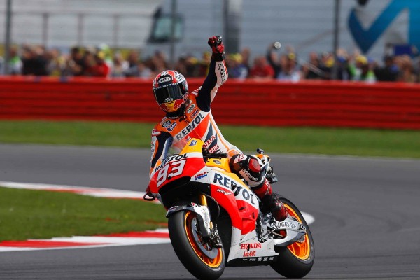 Márquez llega a Inglaterra para consolidar su liderato