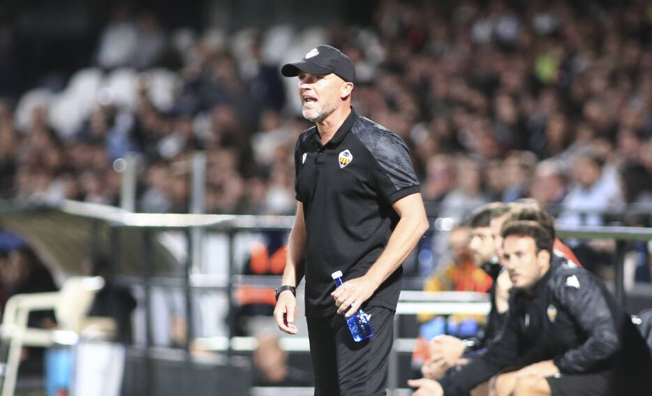 Schreuder advierte de que si algún futbolista se relaja, “no volverá a jugar en mucho tiempo”
