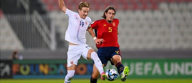 Yarek ingresa en el selecto club de los defensas que logran un hat trick