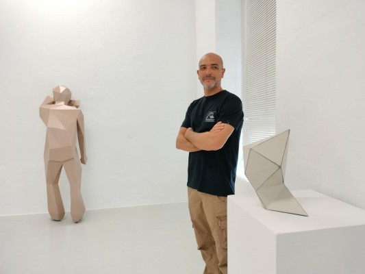 Juan Belando descompone la realidad para reflexionar sobre ella en el Centro Párraga de Murcia
